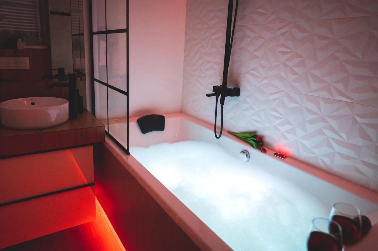 Movie Jacuzzi Apartment At The Main Station By Noclegi Renters Krakow Exterior photo