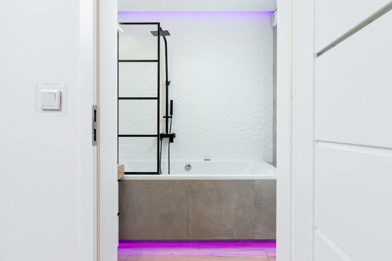 Movie Jacuzzi Apartment At The Main Station By Noclegi Renters Krakow Exterior photo