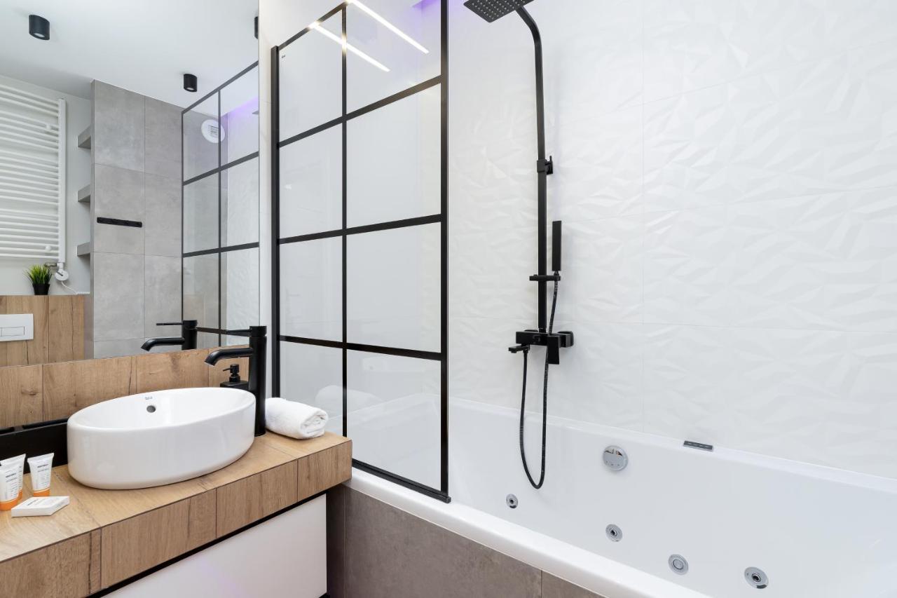 Movie Jacuzzi Apartment At The Main Station By Noclegi Renters Krakow Exterior photo